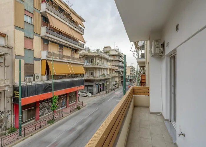 New Center Apartment Near Metro