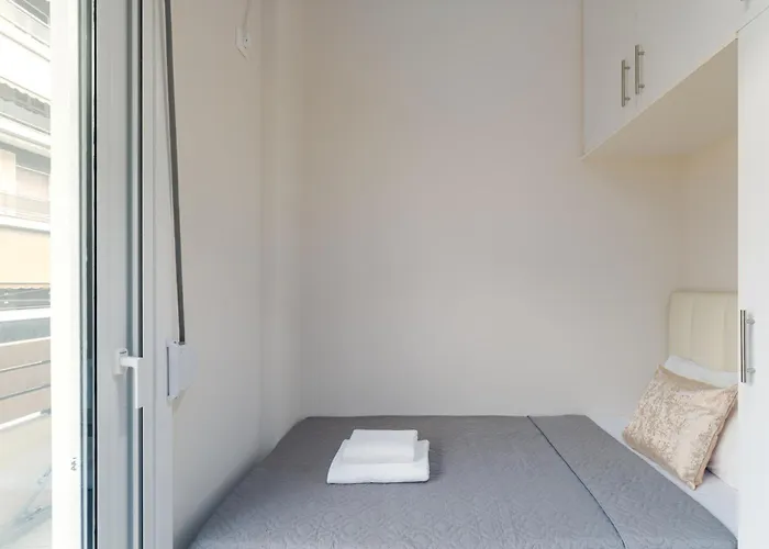New Center Apartment Near Metro