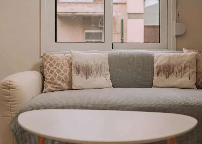 New Center Apartment Near Metro